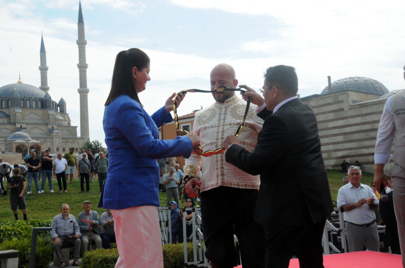 Edirne'de 665’inci Tarihi Kırkpınar Yağlı Güreşleri pehlivanların er meydanına çıkmasıyla başlarken, tarihi Selimiye Meydanı'nda gerçekleştirilen geleneksel 'ağa karşılama' töreninde birlik, beraberlik ve ata sporuna destek mesajları vurgulandı.